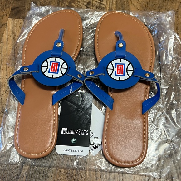 LA Clippers Women's Die-Cut Logo Flip Flops - Picture 2 of 8